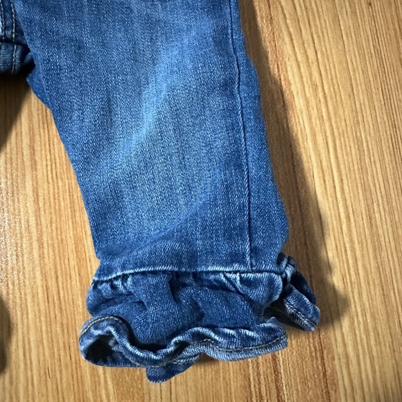 💥 $5 if bundled - 18 - 24 month GYMBOREE Jean Capri Pants with Ruffle Bottom - Picture 2 of 4